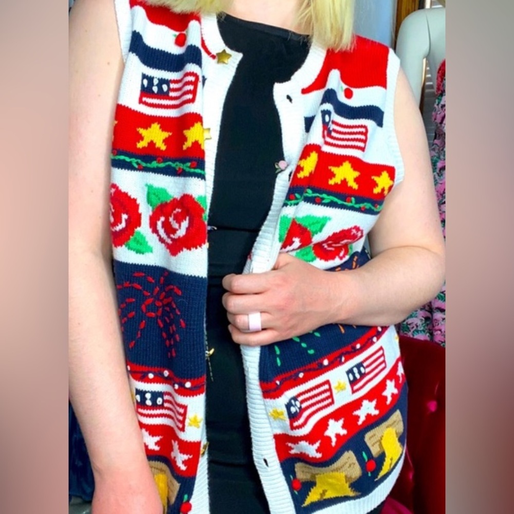 32. Vintage Patriotic with American flag, roses, and stars, Cotton Knit Vest M